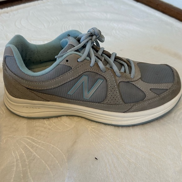 Used - New Balance Women’s Shoe 877 Silver / Grey with Blue Detail - Picture 5 of 13
